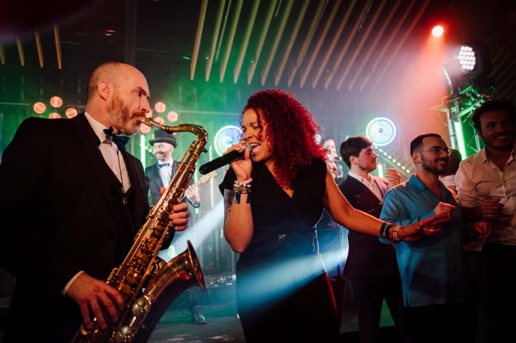 chanteuse et saxophoniste du DJ Live pour mariage, bar mitzvah et événement d'entreprise Parisgroove