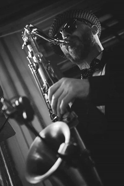 Saxophoniste joue dans l'orchestre de mariage Paris Groove